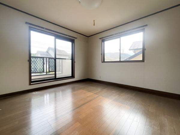 高江中央2丁目中古の洋室|二面採光の洋室は明るさを感じられる空間です。シンプルな内装でお手入れしやすいフローリング仕様です。広さを活かしやすい四角い間取りが特長です。窓からの景色も楽しむことができます。