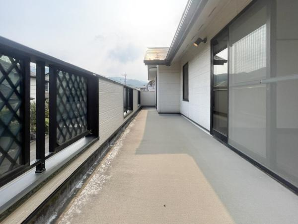 高江中央2丁目中古のバルコニー|広々としたバルコニーが特徴です。開放感のある空間が日々の生活にゆとりを与えます。ガラスの手すりが外観によく調和しています。屋外からの採光もたっぷり期待できます。