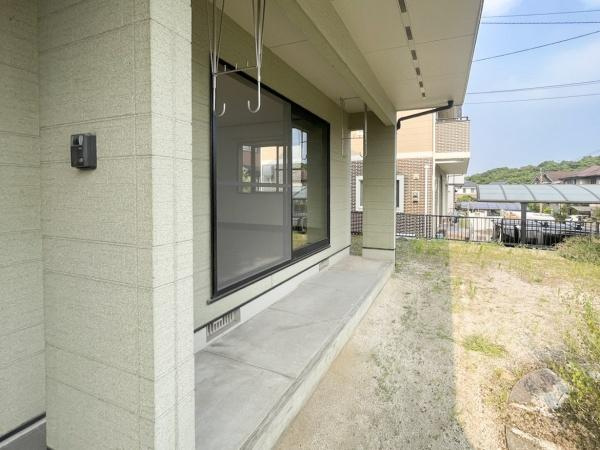 高江中央2丁目中古の庭|庭のスペースが広く開放感のある空間が魅力です。日当たりの良さが感じられ建物と庭が一体となった設計です。周囲と程良い距離感が保たれており安心感があります。