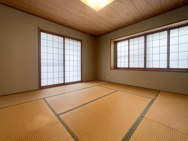 高江中央2丁目中古の和室|障子窓からやわらかな光が差し込む和室です。畳の香りが広がり落ち着いた雰囲気が漂います。天井や壁もナチュラルな色合いで統一されています。窓が大きく通気性も良好です。伝統的な和の空間が広がります。