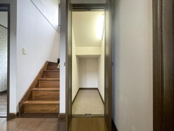 高江中央2丁目中古の収納|階段下を有効活用した収納スペースです。奥行きがあり多目的に利用できます。照明付きで使い勝手の良さが感じられます。