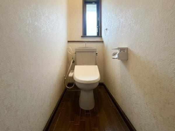高江中央2丁目中古のトイレ|窓から自然光が差し込む明るいトイレです。壁紙や床材も落ち着いた色合いでまとまっています。