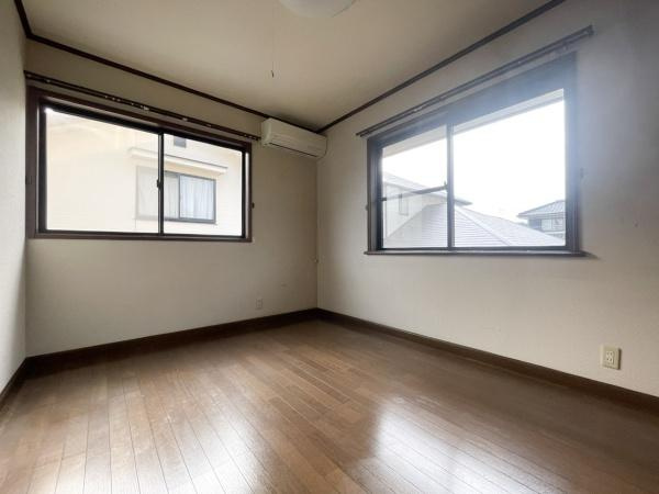 高江中央2丁目中古の洋室|二面採光で室内に明るさが広がる洋室です。シンプルな内装でインテリア配置がしやすい空間です。落ち着いた雰囲気のフローリング仕様となっています。