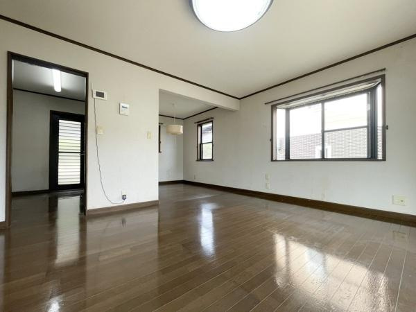 高江中央2丁目中古の居間・リビング|リビングには大きな窓があり開放感を感じる空間です。フローリングが落ち着いた雰囲気を演出します。シンプルな内装でさまざまなインテリアにマッチします。