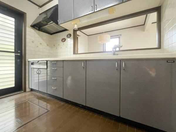 高江中央2丁目中古のキッチン|シンプルなデザインのキッチンには作業スペースが確保されており使いやすさが感じられます。収納も豊富で整理整頓がしやすいです。キッチン横には勝手口があり換気や出入りも便利です。