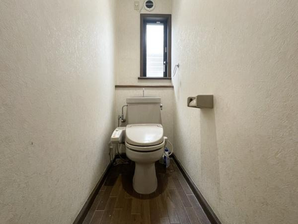 高江中央2丁目中古のトイレ|窓があり自然光が取り込めるトイレです。シンプルで落ち着いたデザインが特徴的です。床はお手入れがしやすい素材を使用しています。