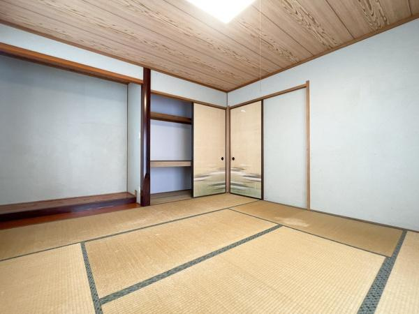 高江中央2丁目中古の和室|落ち着いた雰囲気の和室です。押入れと床の間が設置され収納スペースも確保されています。畳の香りが広がり木目の天井が温かみを演出しています。襖には趣のあるデザインが施されており和の趣を感じられます。