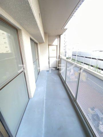 大阪市淀川区西宮原２丁目の賃貸マンションのバルコニー