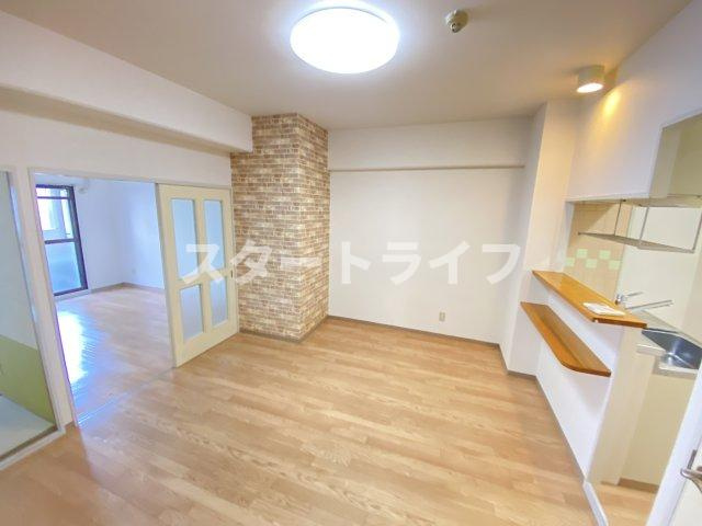 大阪市淀川区西宮原２丁目の賃貸マンションの居間・リビング