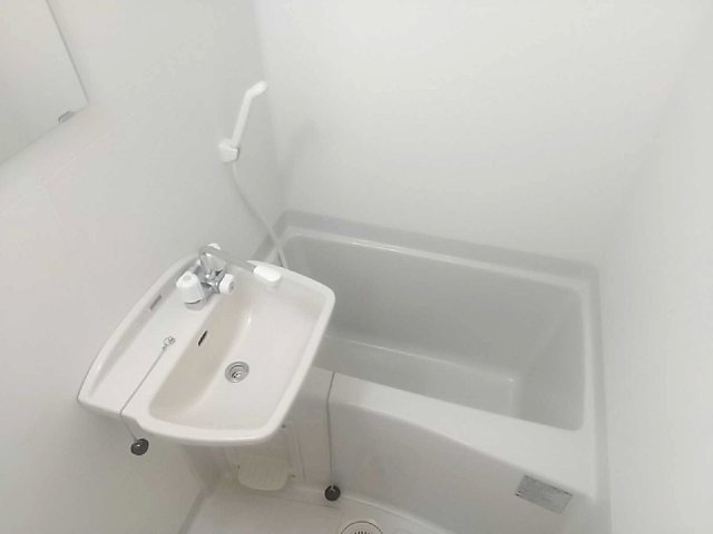 レオパレスクラージュの浴室|落ち着いた空間のお風呂です