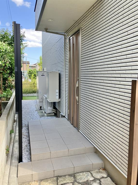 中和泉戸建のエントランス|ゆとりのあるエントランスです