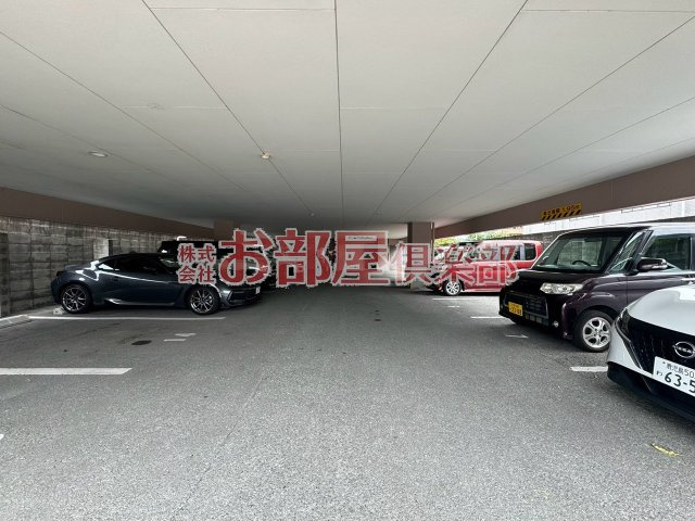 コンフォールHIの駐車場