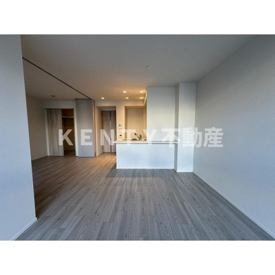 【居間・リビング】 | ザ・ケンジントン・レジデンス上池台 | こちらのリビングで趣味の時間をお楽しみください