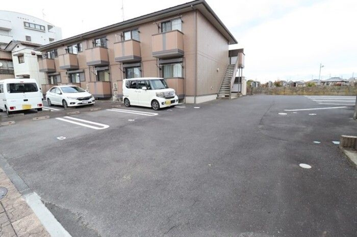 メゾンまるえの駐車場