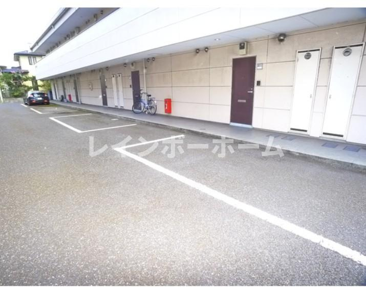 エターナⅠの駐車場