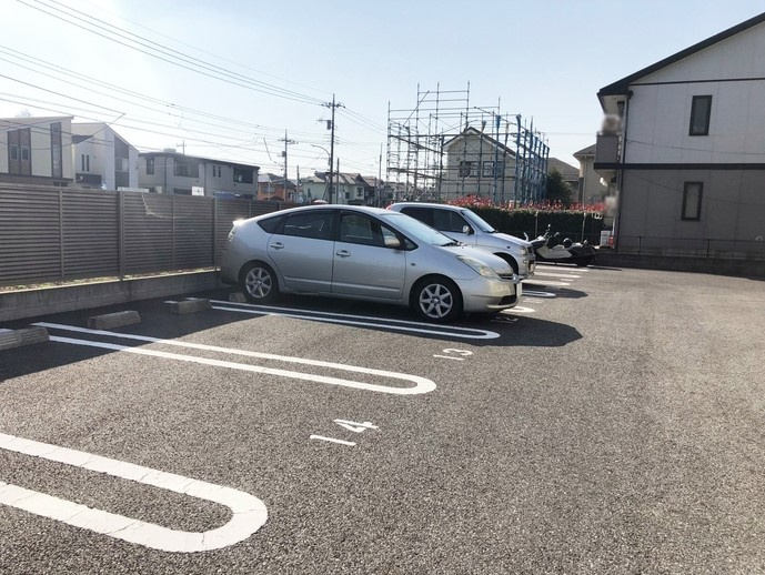 クレセント新町の駐車場