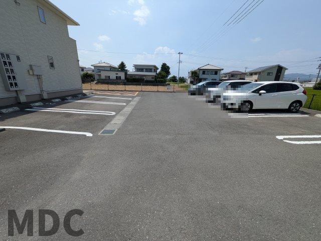 エストレージャの駐車場