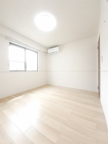 アット横小路の内装