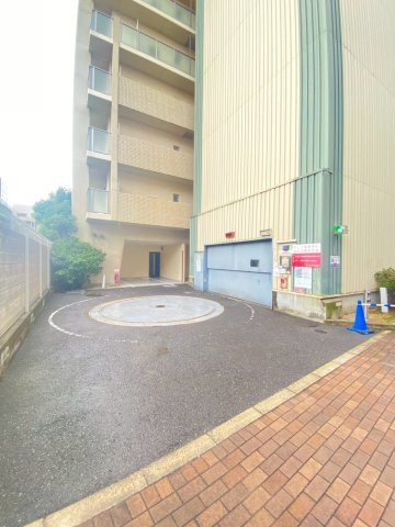 アーバンウェル茨木の駐車場