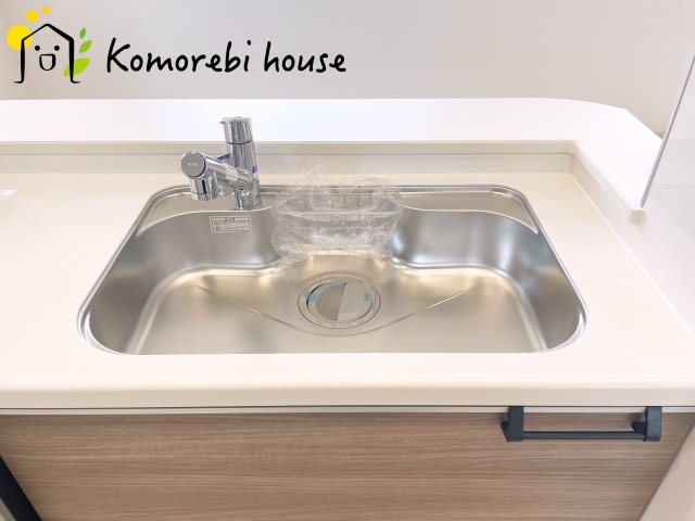 鴻巣市松原4丁目　新築一戸建て　ブルーミングガーデン　01のキッチン|コンパクトなキッチンで掃除もラクラク