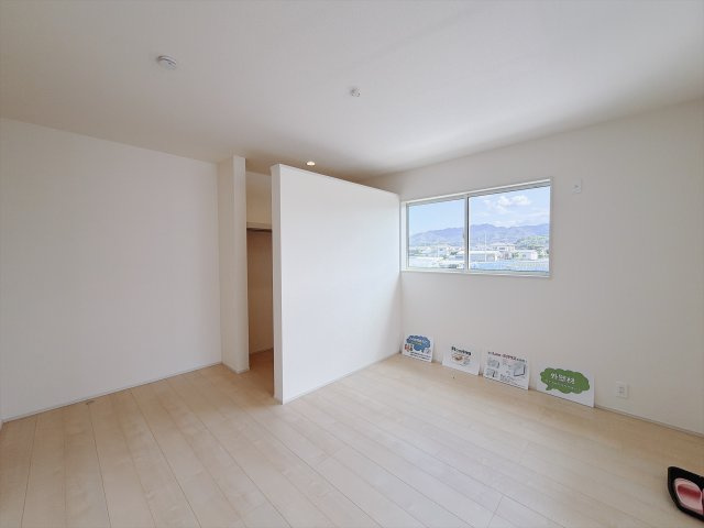 【新築戸建】甘楽金井第2 の寝室|■主寝室（2号棟）｜広い寝室ならインテリアも自由自在にお楽しみいただけます♪お外から帰ってきた後は寝室でゆっくり自分の時間をお過ごしください。