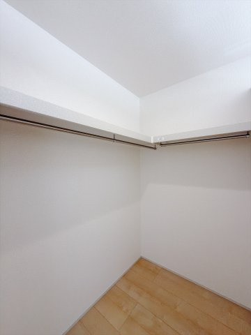 【新築戸建】甘楽金井第2 の収納|■WIC（2号棟）｜お気に入りのお洋服もシワを作らずきれいに管理ができる夢のウォークインクローゼット！今お使いの収納ケースもスッポリそのまま収まる広さです♪