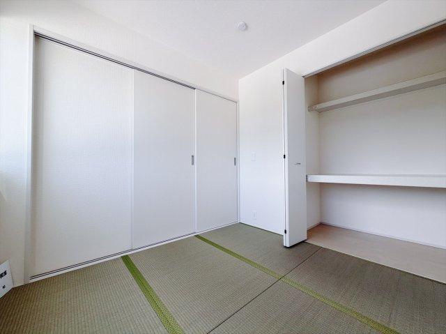 【新築戸建】甘楽金井第2 の和室|■1階和室（2号棟）｜和室を書斎にしたり、冬にはコタツを敷いて家族みんなで年越しをするのもいいですね。家族みんなのお気に入りの空間になります♪