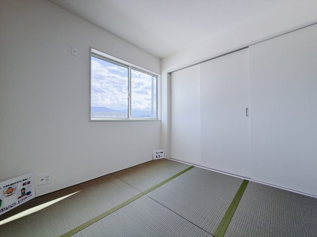 【新築戸建】甘楽金井第2 の和室|■1階和室（2号棟）｜意外と場所をとるアイロンがけや、お洗濯物を畳むときにも広々と使うことができ、ちょっと一休みしたいとき、すぐに横になれるのも魅力です♪