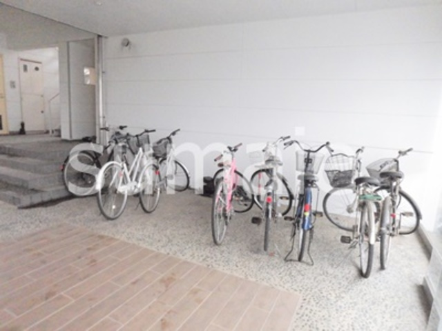 さくら木ヴィレッジのその他共用部分|共用の自転車置き場。エントランス内にあるので雨に濡れません。