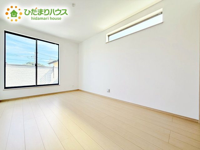 【寝室】 | ひたちなか市相金町33番　新築戸建　A号棟 | バルコニーに面していて、たっぷり光りの入る明るい主寝室です！