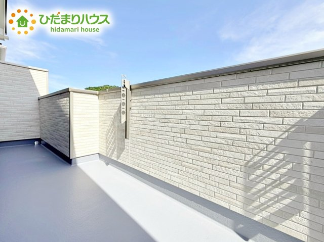 【バルコニー】 | ひたちなか市相金町33番　新築戸建　A号棟 | 陽当りの良いバルコニーはたくさん洗濯物を干せるので大家族でも安心ですね！！
