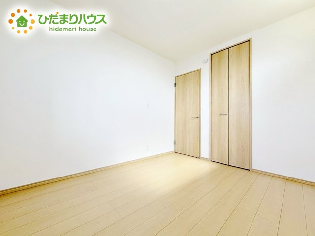 【洋室】 | ひたちなか市相金町33番　新築戸建　A号棟 | 窓からそそがれる暖かみのある明るい空間。広々としたプライベート空間で自分の時間を楽しめます。フローリング仕様で普段のお掃除も楽々です。
