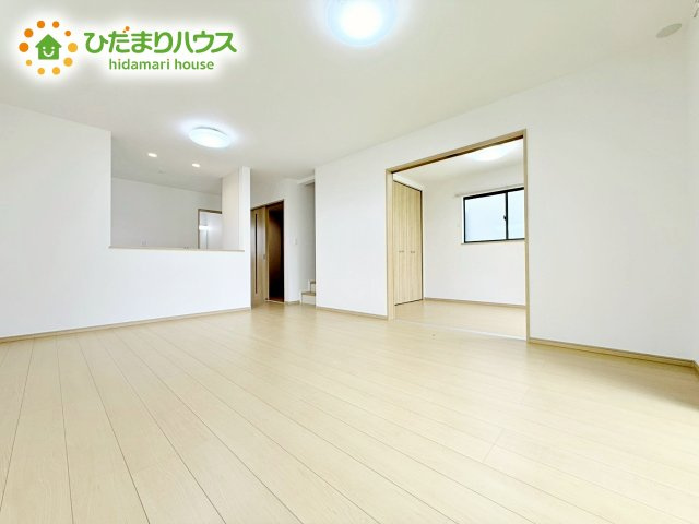 【居間・リビング】 | ひたちなか市相金町33番　新築戸建　A号棟 | おもちゃを広げてもゆとりのあるリビングは、お子様の成長を見守っていく、大切な空間です♪