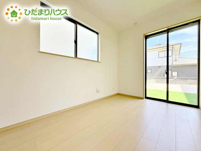 【洋室】 | ひたちなか市相金町33番　新築戸建　A号棟 | 白い壁の洋室は、太陽の光だけでも十分明るく感じられますね