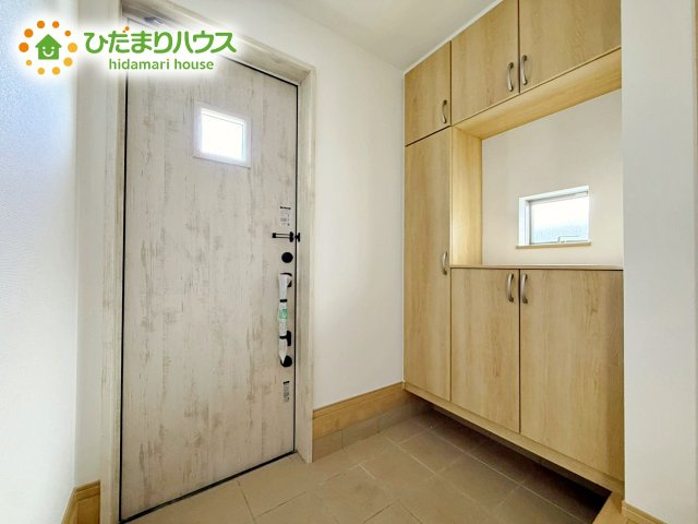 【玄関】 | ひたちなか市相金町33番　新築戸建　A号棟 | 玄関がひろいので親子で並んで仲良く靴が履けますね(^^)/
