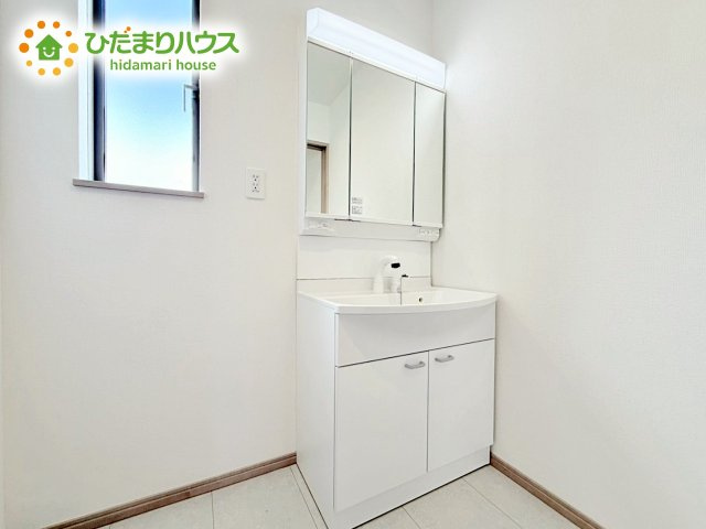 【独立洗面台】 | ひたちなか市相金町33番　新築戸建　B号棟 | 人気の三面鏡洗面台！おしゃれもばっちり♪ご家族分もたっぷり収納できます！