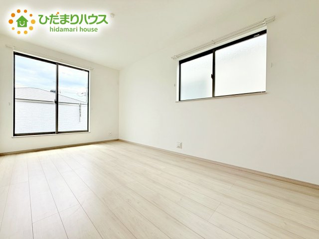 【寝室】 | ひたちなか市相金町33番　新築戸建　B号棟 | バルコニーに面していて、たっぷり光りの入る明るい主寝室です！