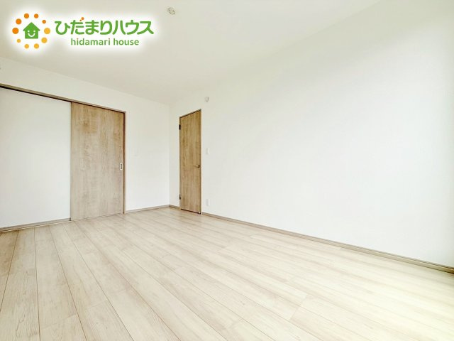 【寝室】 | ひたちなか市相金町33番　新築戸建　B号棟 | 壁紙はシンプルで清潔なホワイトで統一しています。朝の光をたっぷり浴びながら一日をスタート！目覚めは明るくあたたかな場所で。