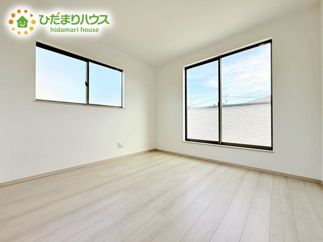 【洋室】 | ひたちなか市相金町33番　新築戸建　B号棟 | 室内には収納スペースもあり、衣類や小物類をたっぷり収納可能。お部屋をより広くお使いいただけます。