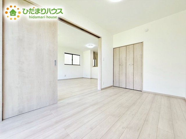 【洋室】 | ひたちなか市相金町33番　新築戸建　B号棟 | 窓からそそがれる暖かみのある明るい空間。広々としたプライベート空間で自分の時間を楽しめます。フローリング仕様で普段のお掃除も楽々です。
