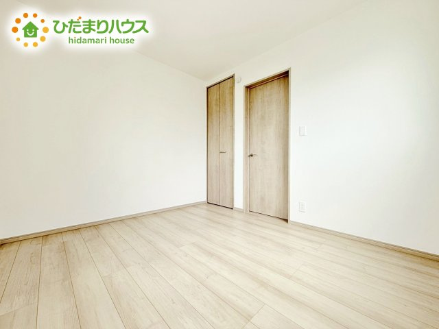 【洋室】 | ひたちなか市相金町33番　新築戸建　B号棟 | 洗練された空間にやわらかい光が差し込み、お気に入りの家具や小物が映えます。