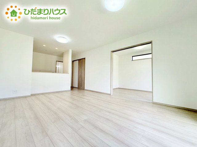 【居間・リビング】 | ひたちなか市相金町33番　新築戸建　B号棟 | おもちゃを広げてもゆとりのあるリビングは、お子様の成長を見守っていく、大切な空間です♪