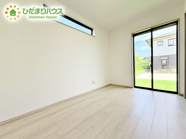 【洋室】 | ひたちなか市相金町33番　新築戸建　B号棟 | 明るい日差しが降り注ぐお部屋に、居心地の良さを感じさせるコーディネート。家具やカーテンでお気に入りのお部屋に♪