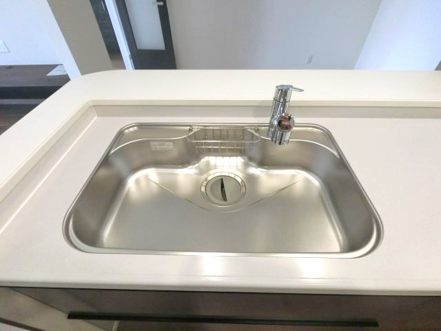 小城市三日月町第2　1号棟のキッチン|浄水器付きなので綺麗な水を使えます