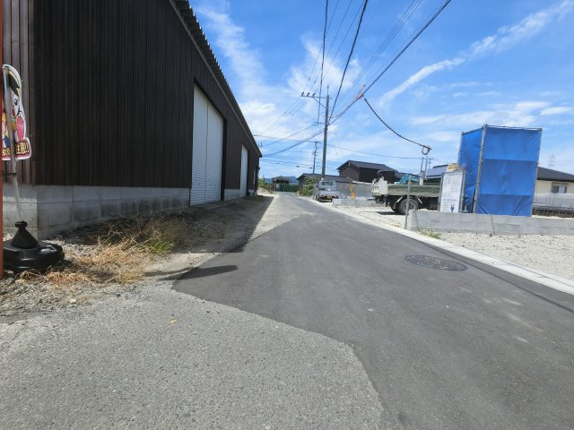 小城市三日月町第2　1号棟の前面道路含む現地写真|前面道路含む現地写真です
