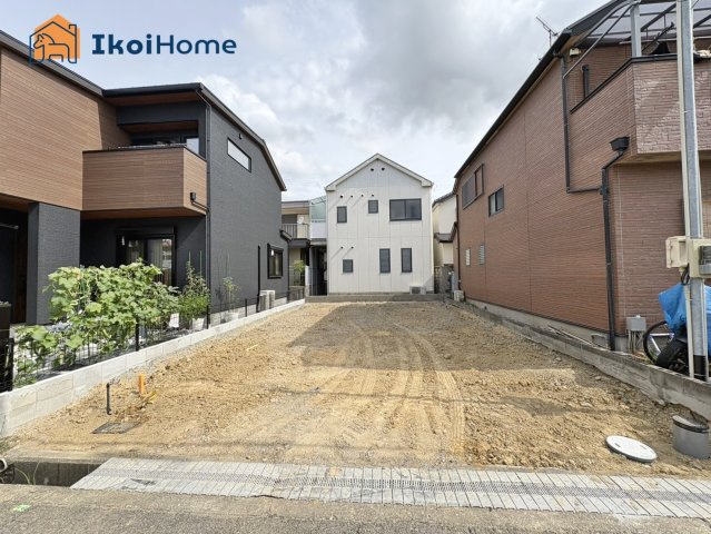 明石市藤が丘1丁目6期　新築戸建の前面道路含む現地写真|●年中無休：当日予約可●南向き整形地！道路ともフラットで、前面道路広く約10mございます！