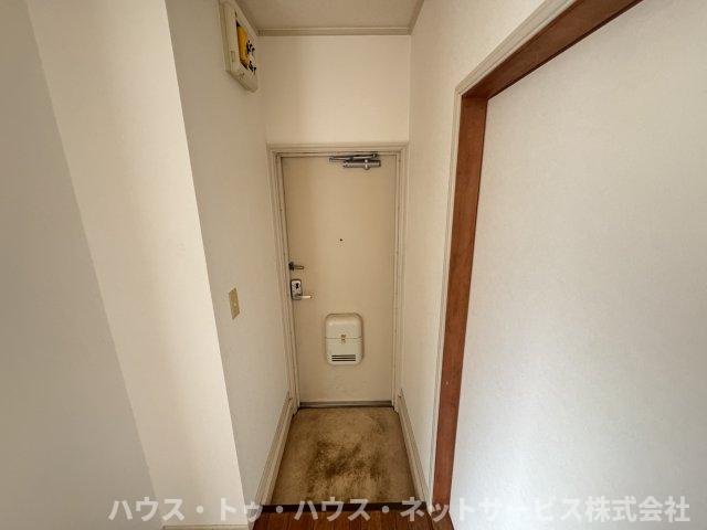 ハイツヤナギの玄関