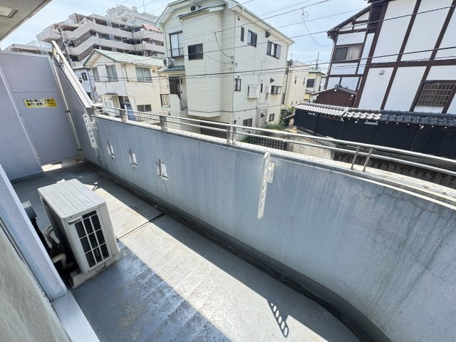 シントウキョウビルのバルコニー