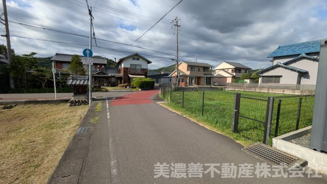 ６７２７６　山県市高富字森土地の前面道路含む現地写真