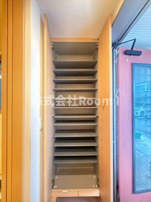 【玄関】 | 大阪市福島区鷺洲１丁目ヘーベルハウス | 収納もある玄関です
